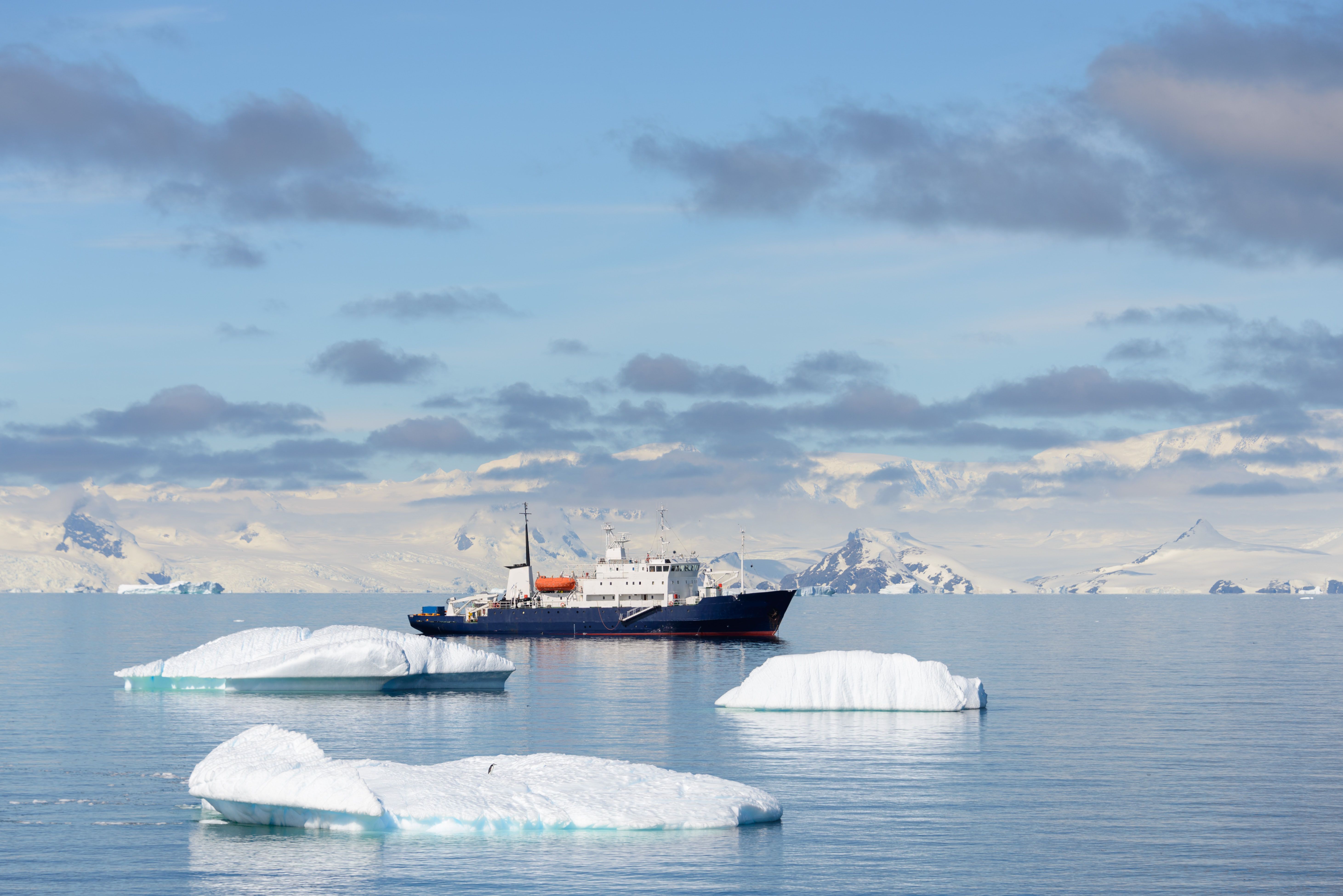Das Forschungsschiff in der Antarktis betreibt Polarforschung